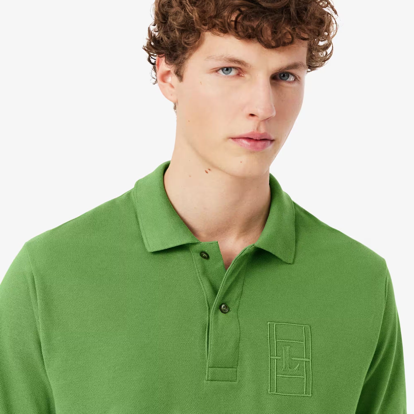 Polo en petit piqué avec broderies, coupe classique