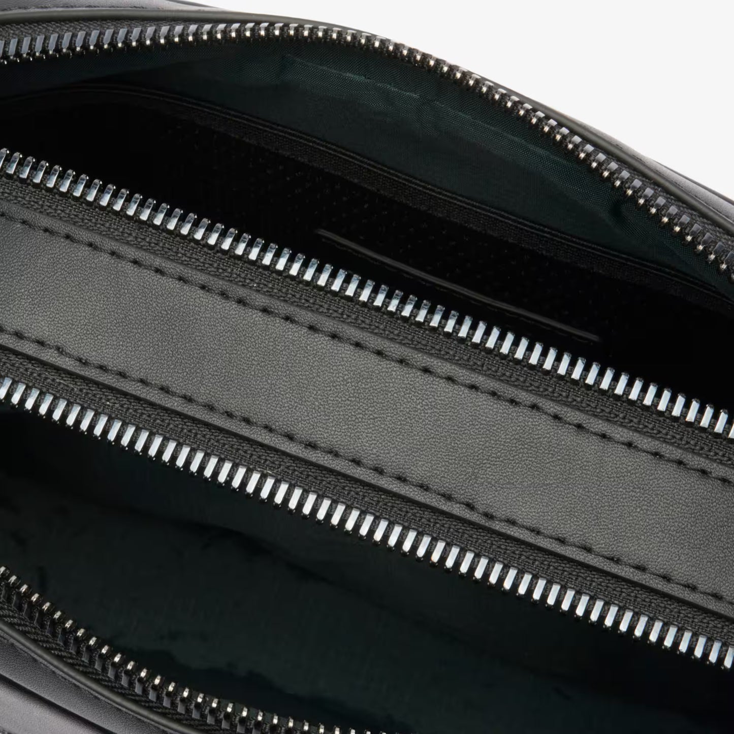 Pochette en cuir siglée