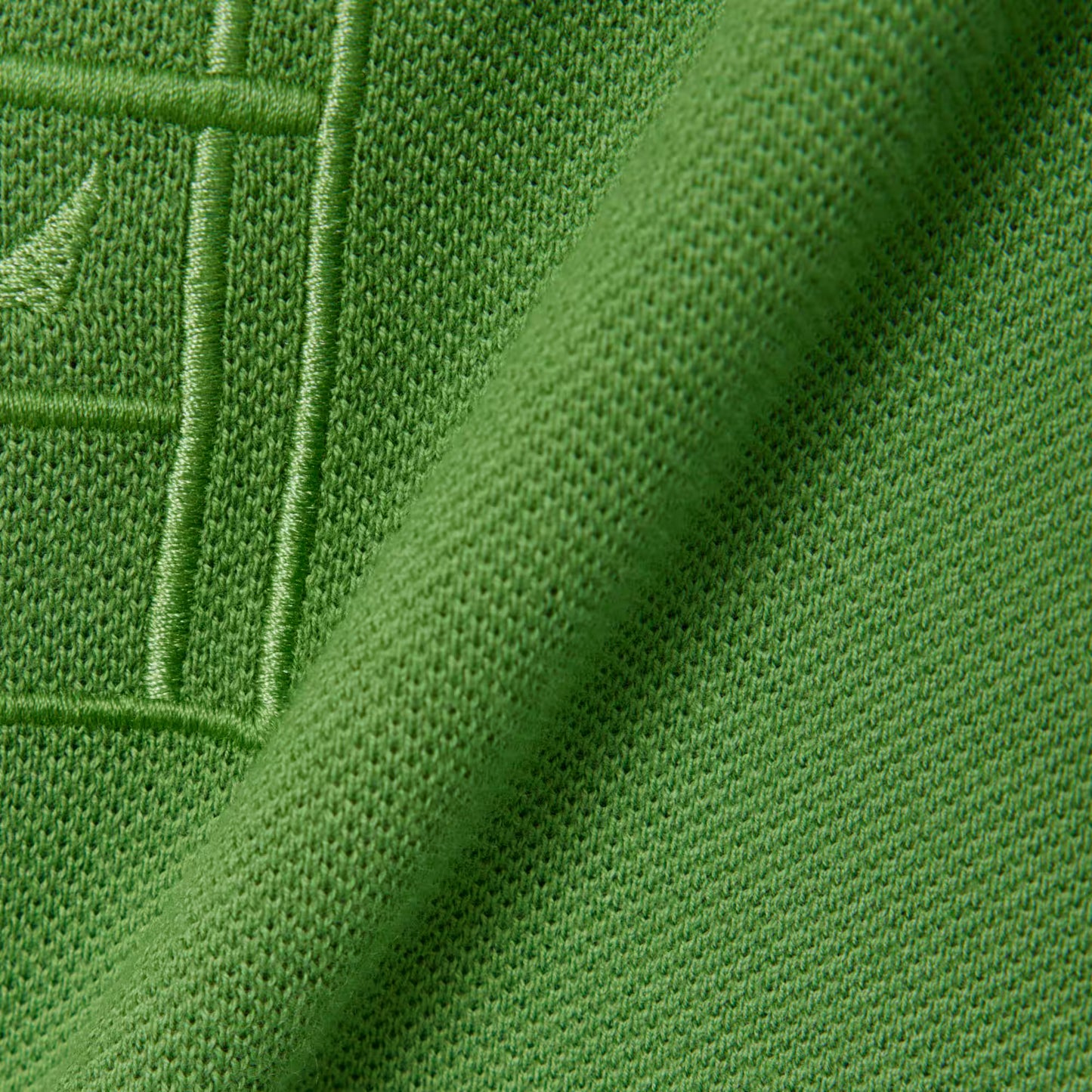 Polo en petit piqué avec broderies, coupe classique